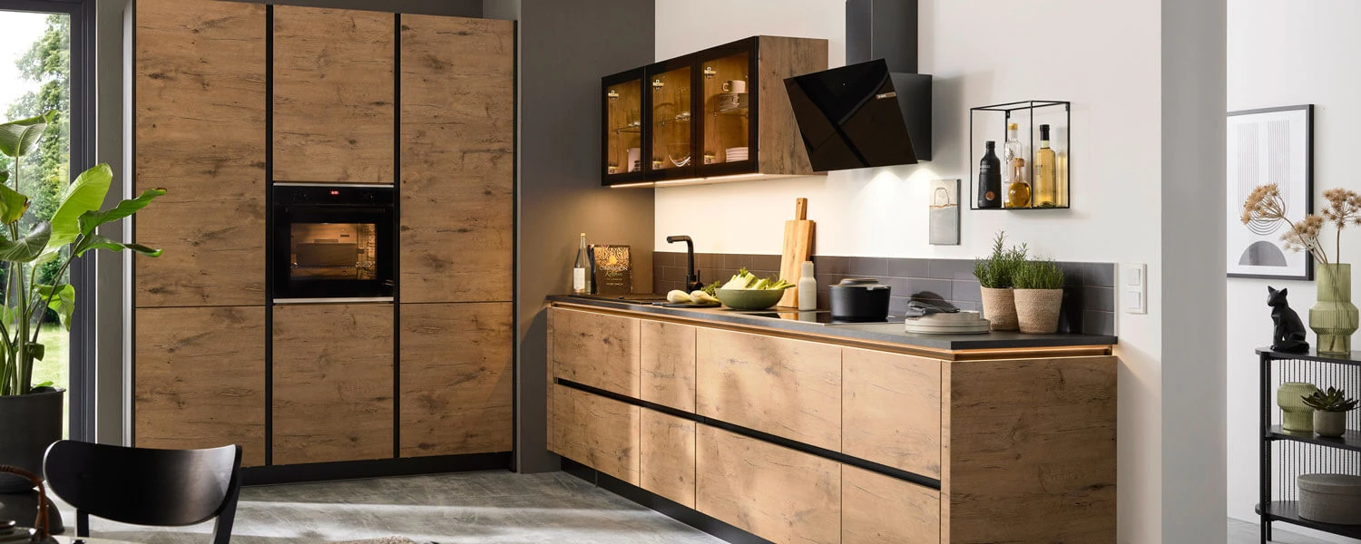 Wohnküche mit Holzfronten und Glasvitrine nach einer Modernisierung
